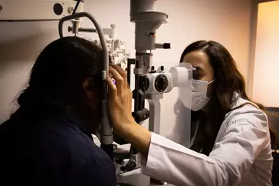 Dra Ximena Mira realizando examen corneal con biomicroscopio previo a Lasik Cirugia en Queretaro
