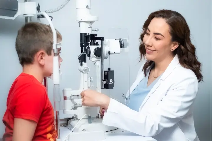 Dra-Ximena-Mira-Lorenzo-Consulta-Oftalmologiaca-720-x-480 Oftalmologo - Dra Ximena Mira - Cirugia de Retina 720x480