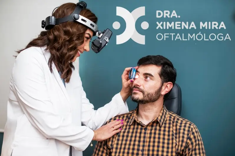 dra_ximena_mira_examen_oftalmologico_paciente_con_lente_contacto_queretaro_380x253 Dra Ximena Mira realizando examen oftalmológico con lente especializado