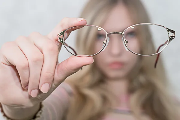 miopia_mujer_mostrando_lentes_dra_ximena_mira_queretaro_600x400 Mujer mostrando lentes para correccion de miopia con atencion profesional de Dra Ximena Mira en Queretaro