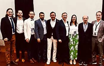 Equipo de ponentes de retina SMO 2025, incluido Dra. Ximena Mira, posando tras conferencia.