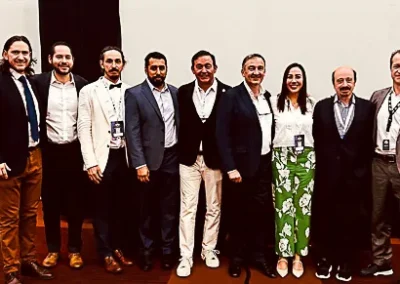 Equipo de ponentes de retina SMO 2025, incluido Dra. Ximena Mira, posando tras conferencia.