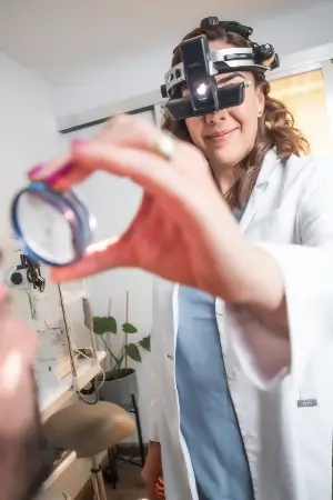 Dra Ximena Mira realizando revision de retina con lupa especializada en clinica oftalmologica de Queretaro